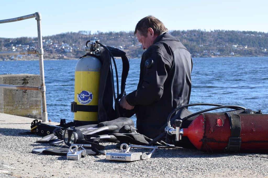 Diver preparing with early Blumags magnets